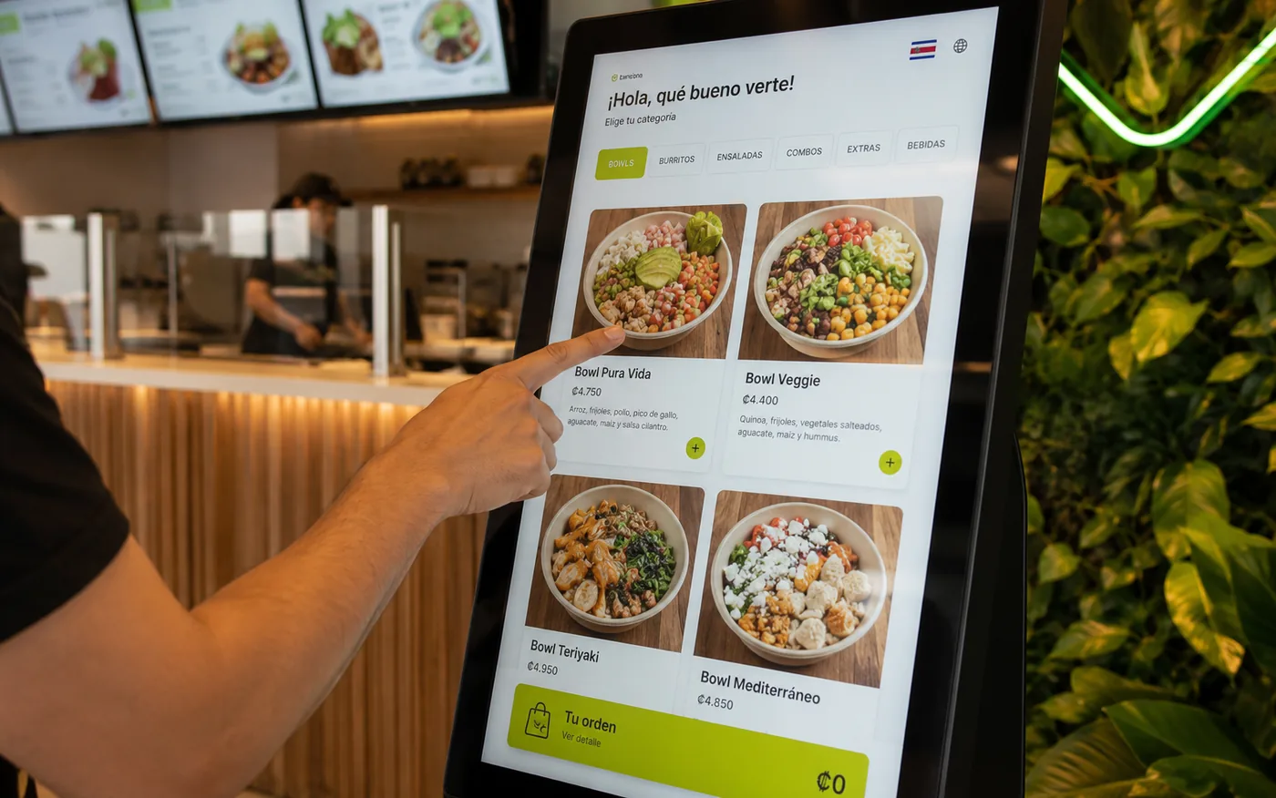 Kiosco táctil interactivo de autoservicio en un restaurante